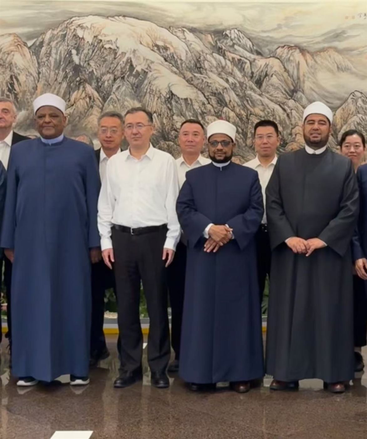 وزير الجبهات المتعددة بالصين يودِّع الوفد الأزهري بعد جولة رسميَّة ناجحة