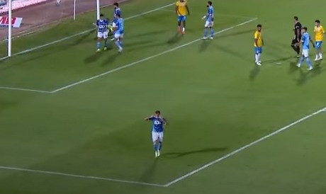 محمود صابر خلال تبديل القميص 