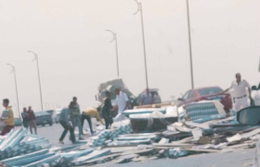 انقلاب سيارة  نقل أعلى الطريق الأوسطي قبل النفق اتجاه أكتوبر