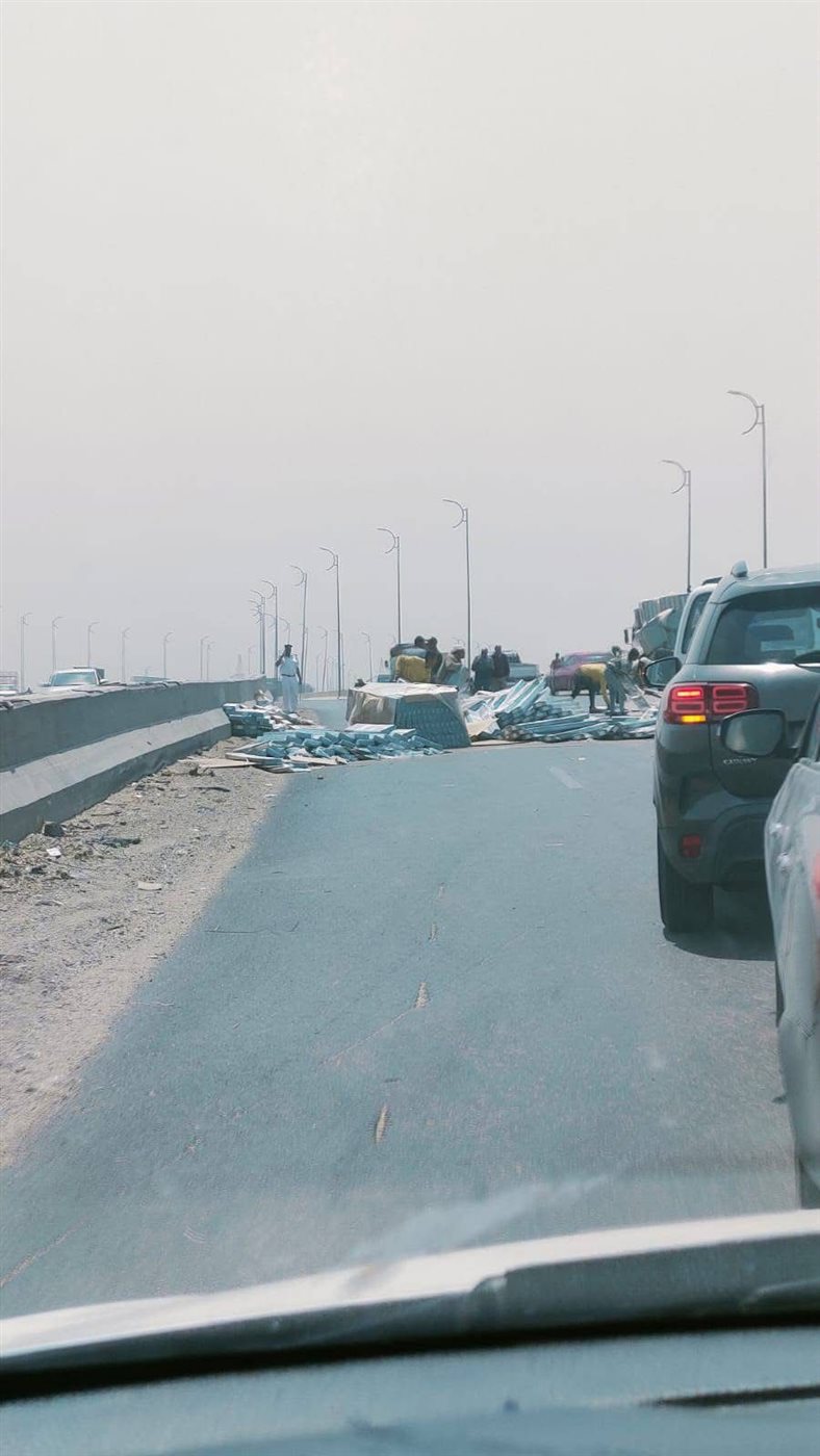 انقلاب سيارة  نقل أعلى الطريق الأوسطي قبل النفق اتجاه أكتوبر