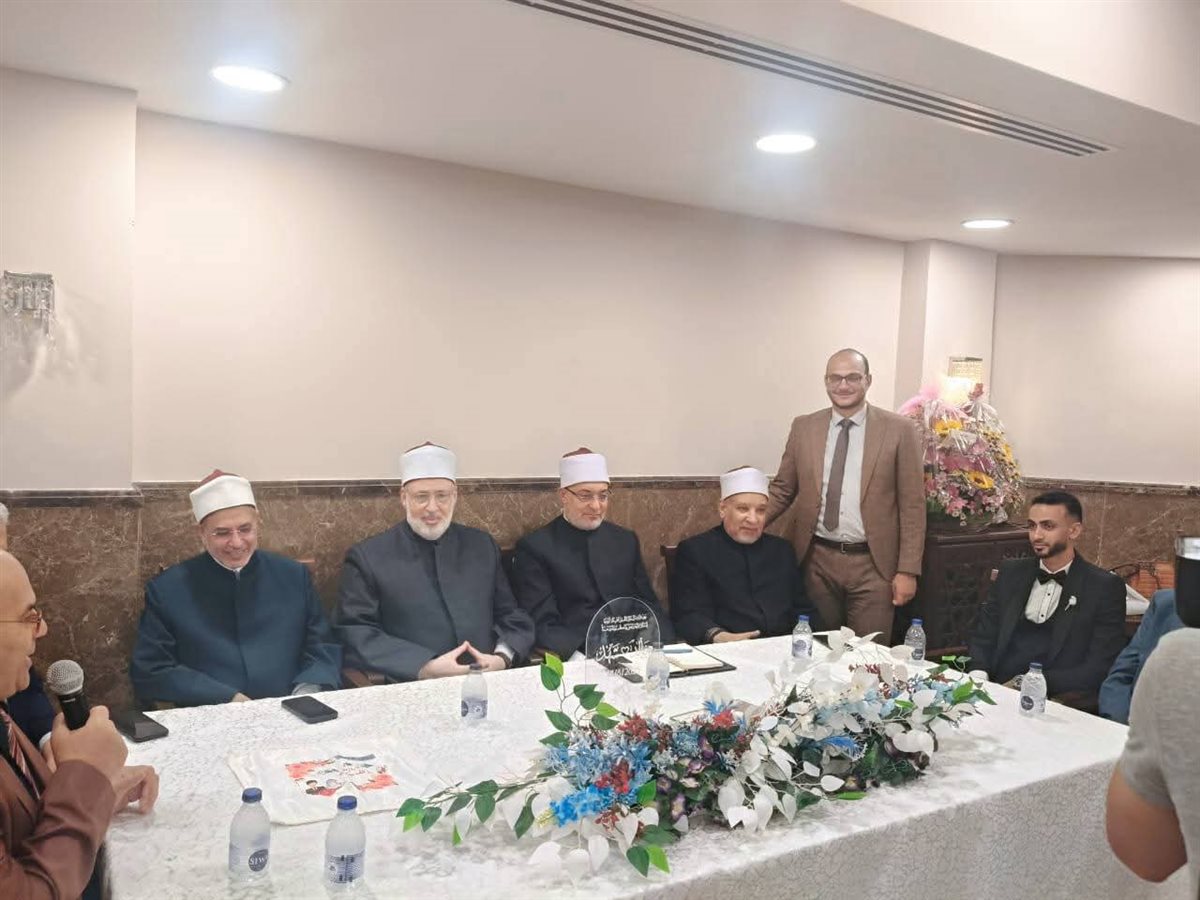 وفاء وجبر خاطر.. الإمام الأكبر يجري اتصالا هاتفيًا بنجل الدكتور المحرصاوي رئيس جامعة الأزهر الراحل لتهنئته بالزواج وسط قادة الأزهر