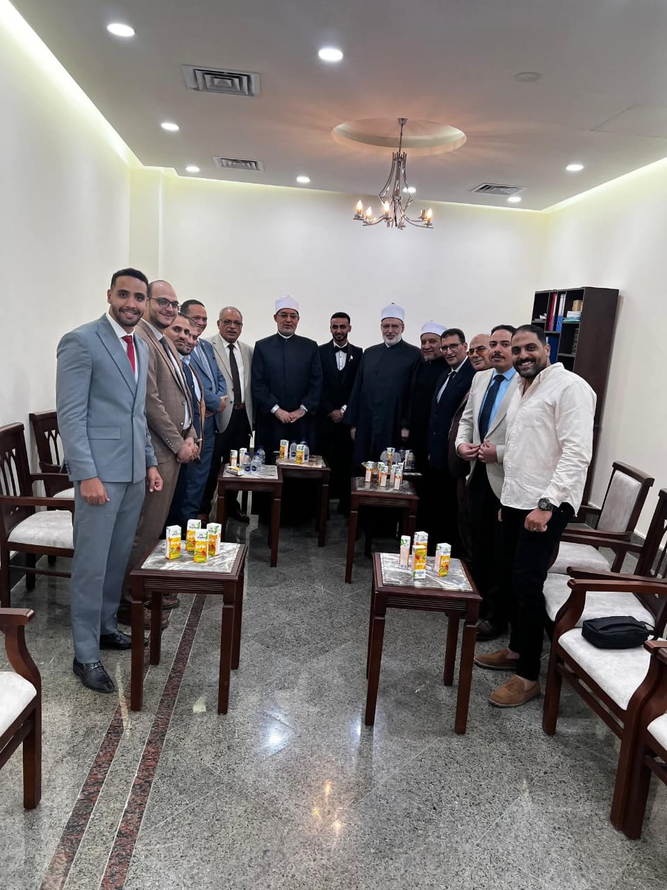 وفاء وجبر خاطر.. الإمام الأكبر يجري اتصالا هاتفيًا بنجل الدكتور المحرصاوي رئيس جامعة الأزهر الراحل لتهنئته بالزواج وسط قادة الأزهر