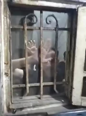 أهالي المنزل يستغيثون من داخله بالغربية