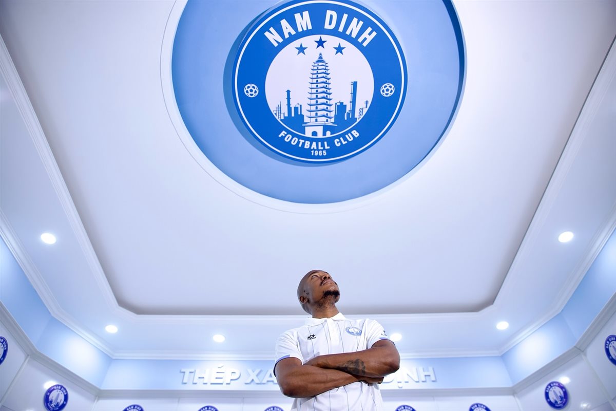 تقديم بيرسي تاو لاعبًا لفريق نام دينه الفيتنامي