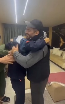 لقطات من زيارة تامر حسني لإبراهيم شيكا في منزله قبل وفاته