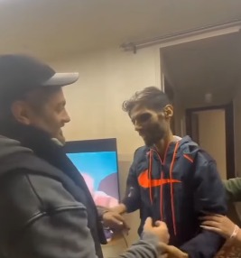 لقطات من زيارة تامر حسني لإبراهيم شيكا في منزله قبل وفاته