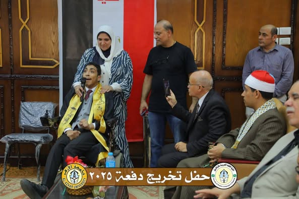 جبر خاطره.. عميد اللغة العربية بالأزهر ينزل من على المنصة لتكريم أحد الخريجين من ذوي الهمم