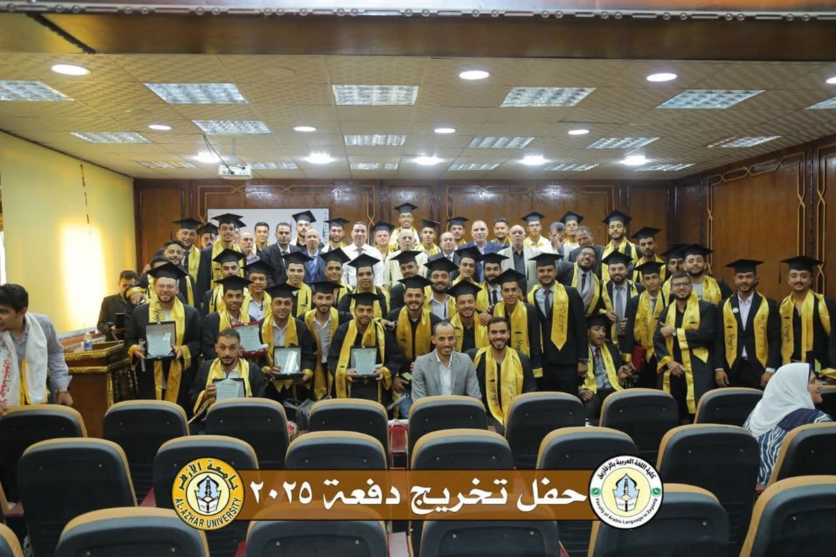 جبر خاطره.. عميد اللغة العربية بالأزهر ينزل من على المنصة لتكريم أحد الخريجين من ذوي الهمم