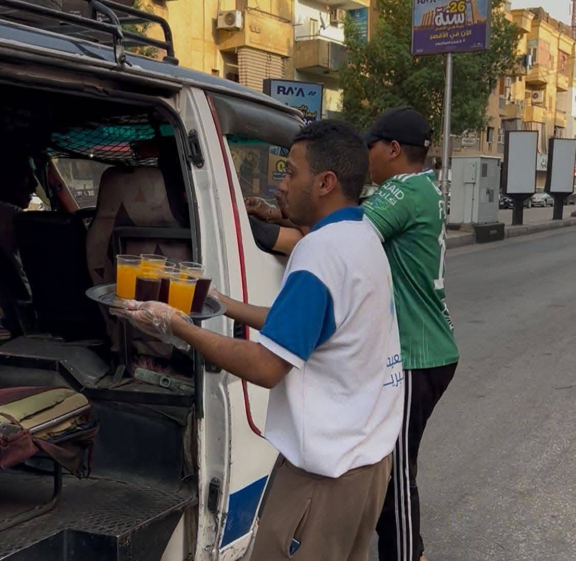 توزيع العصائر والمشروبات الباردة في شوارع الأقصر