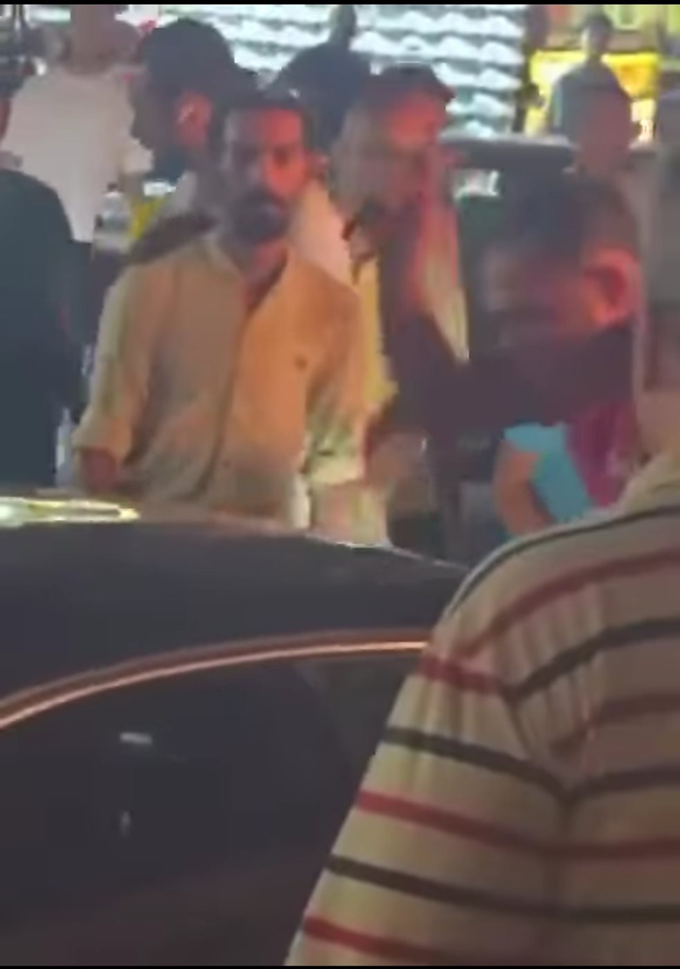 شخص يحطم سيارة 