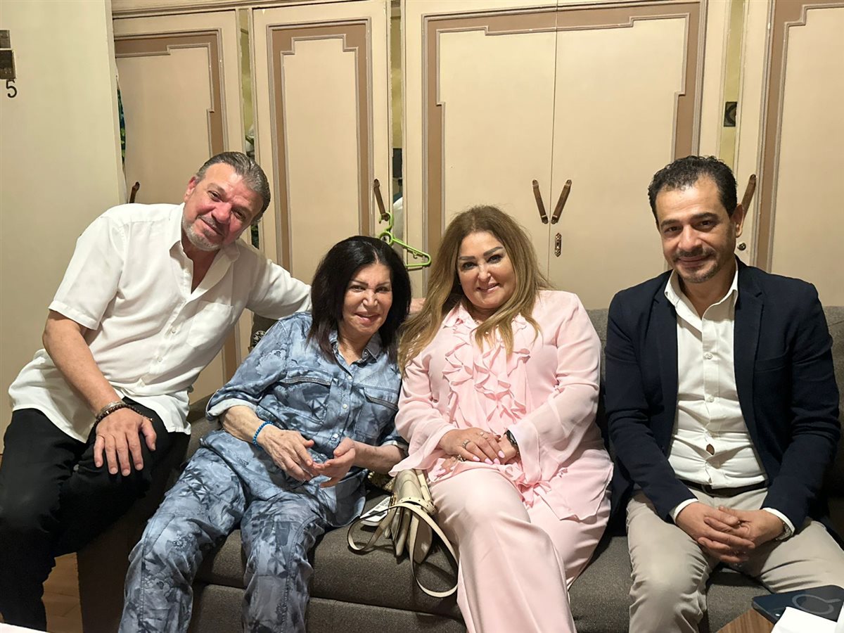 وفد من وزارة الثقافة ونقابة المهن التمثيلية يزور الفنانة نجوى فؤاد