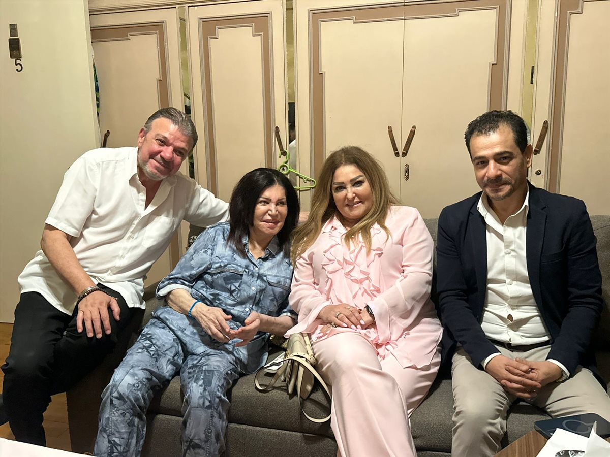 وفد من وزارة الثقافة ونقابة المهن التمثيلية يزور الفنانة نجوى فؤاد