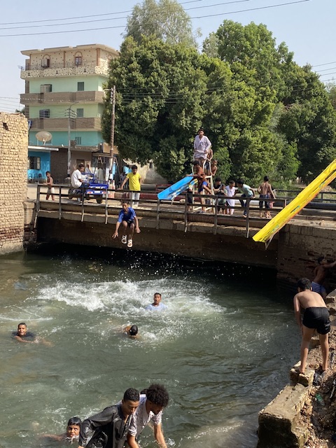 أجواء الأكوابارك على الترعة في الأقصر