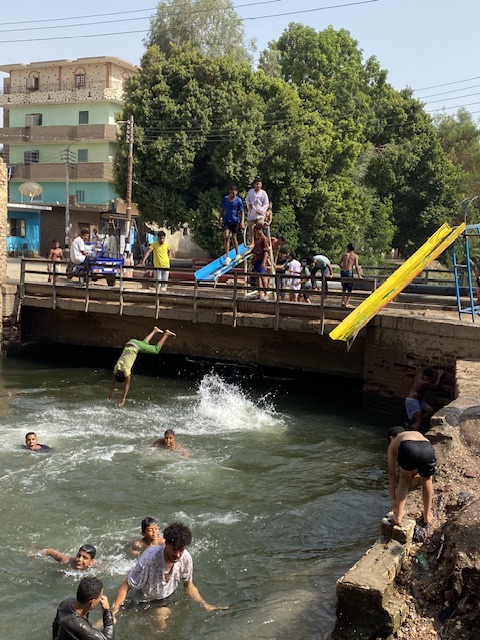 أجواء الأكوابارك على الترعة في الأقصر