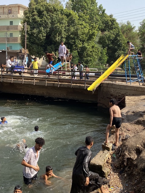 أجواء الأكوابارك على الترعة في الأقصر