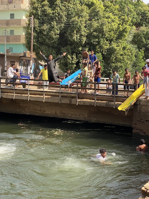 أجواء الأكوابارك على الترعة في الأقصر