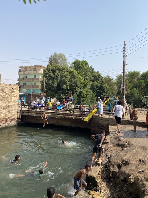 أجواء الأكوابارك على الترعة في الأقصر