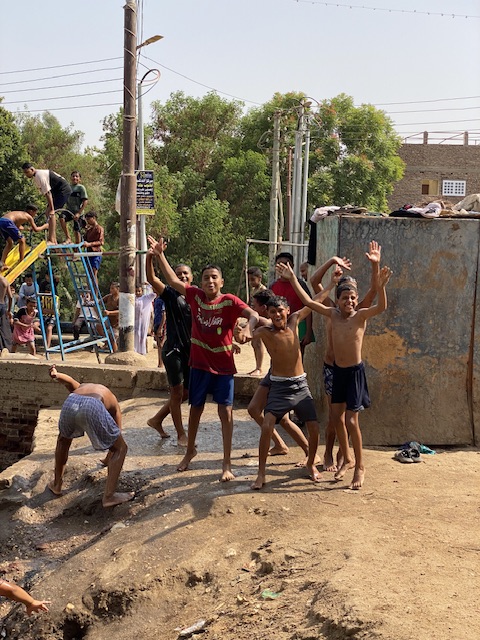 أجواء الأكوابارك على الترعة في الأقصر