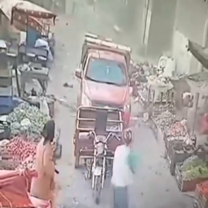 صور من فيديو لمشاحرة مسلحة داخل سوق في قنا