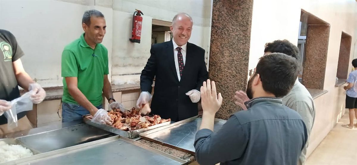 رئيس البعوث الإسلامية يقدِّم وجبة العشاء بيده للطلاب
