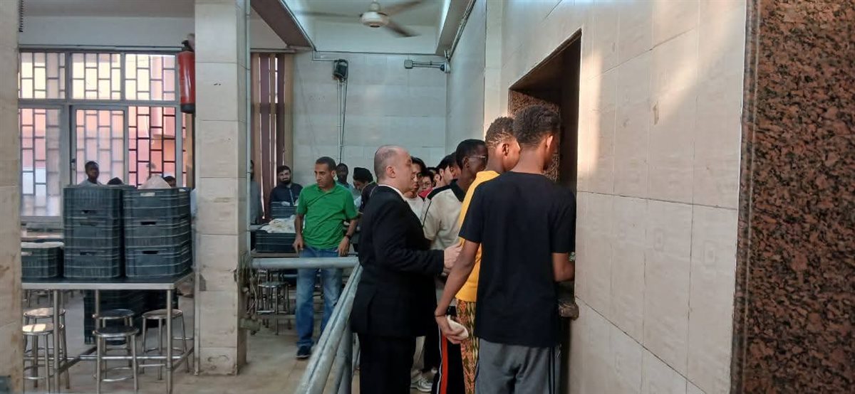 رئيس البعوث الإسلامية يقدِّم وجبة العشاء بيده للطلاب