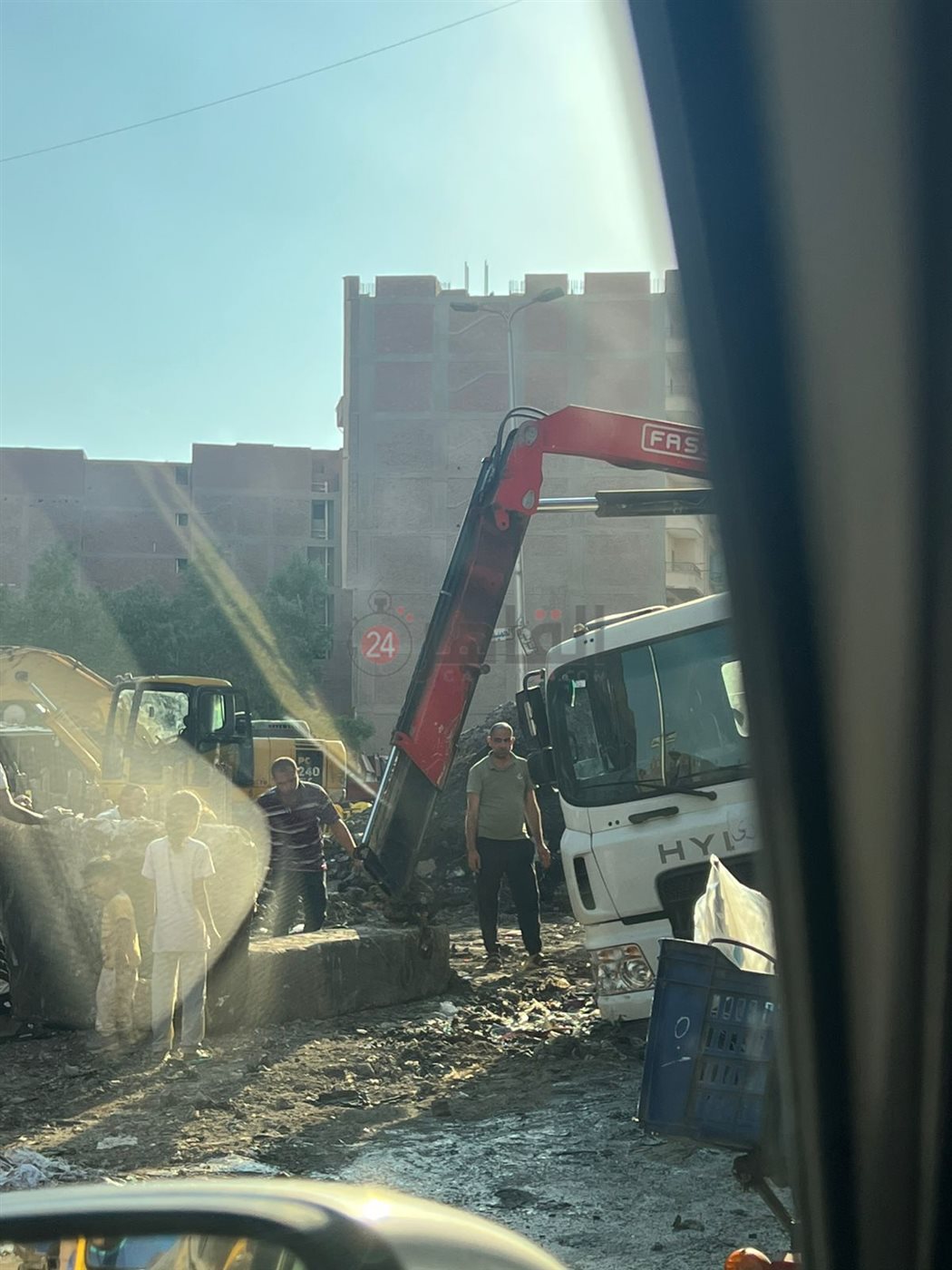 <strong>سقوط سيارة شفط داخل بيارة صرف صحي</strong>