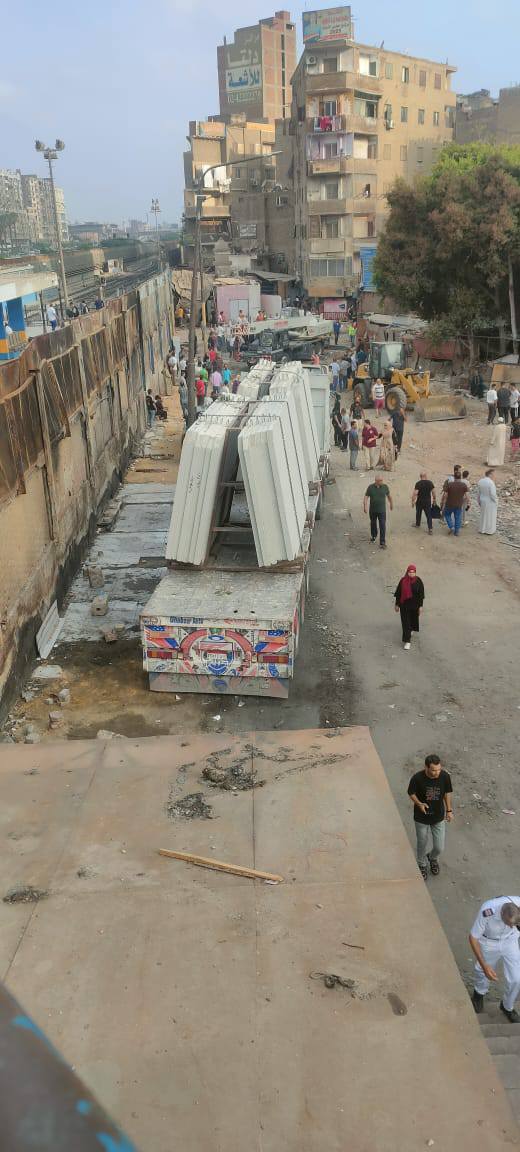 تأمين محطة مترو شبرا الخيمة بأسوار أسمنتية