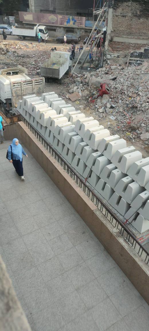 تأمين محطة مترو شبرا الخيمة بأسوار أسمنتية