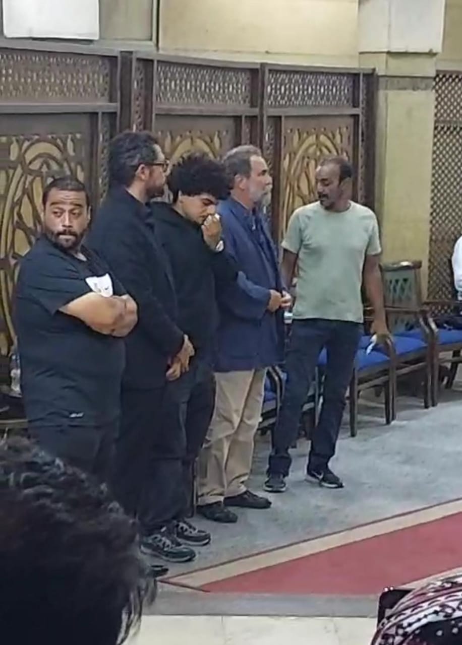 أحمد المرسي يستقبل عزاء تيمور تيمور رفقة نجله