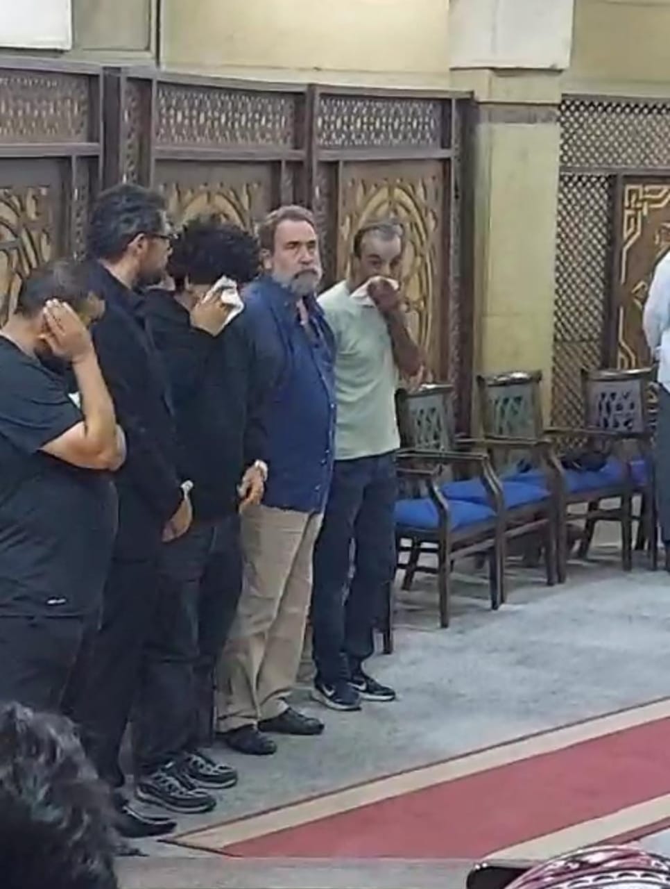 أحمد المرسي يستقبل عزاء تيمور تيمور رفقة نجله