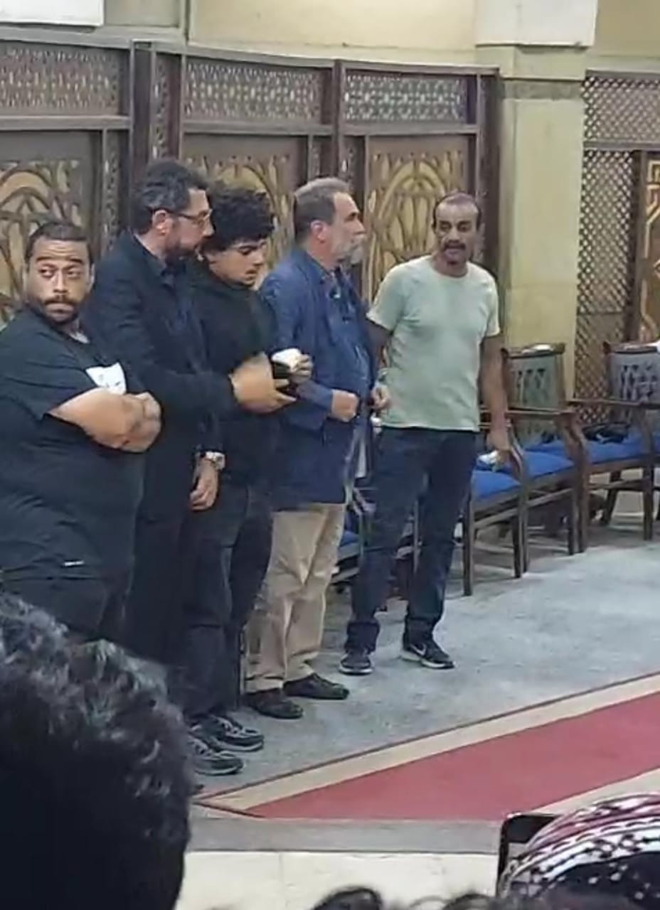 أحمد المرسي يستقبل عزاء تيمور تيمور رفقة نجله