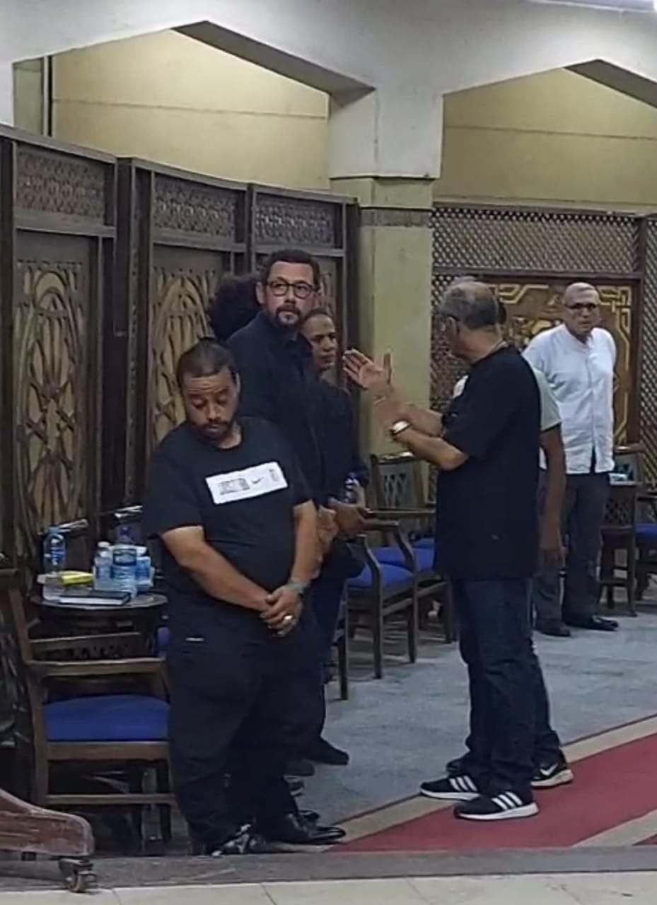 أحمد المرسي يستقبل عزاء تيمور تيمور رفقة نجله