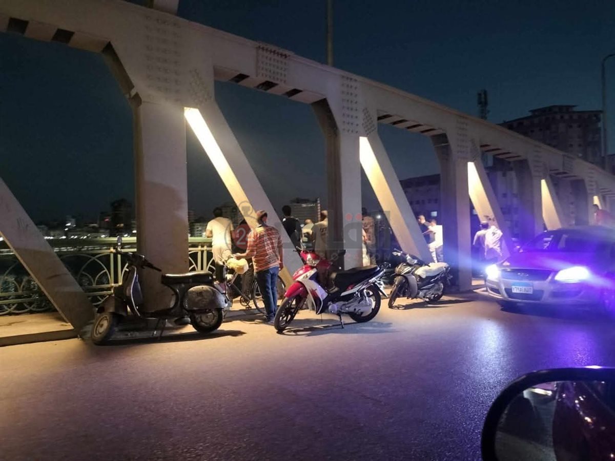 انتشال جثمان شاب القى بنفسه من الكوبري المعدني بدمياط