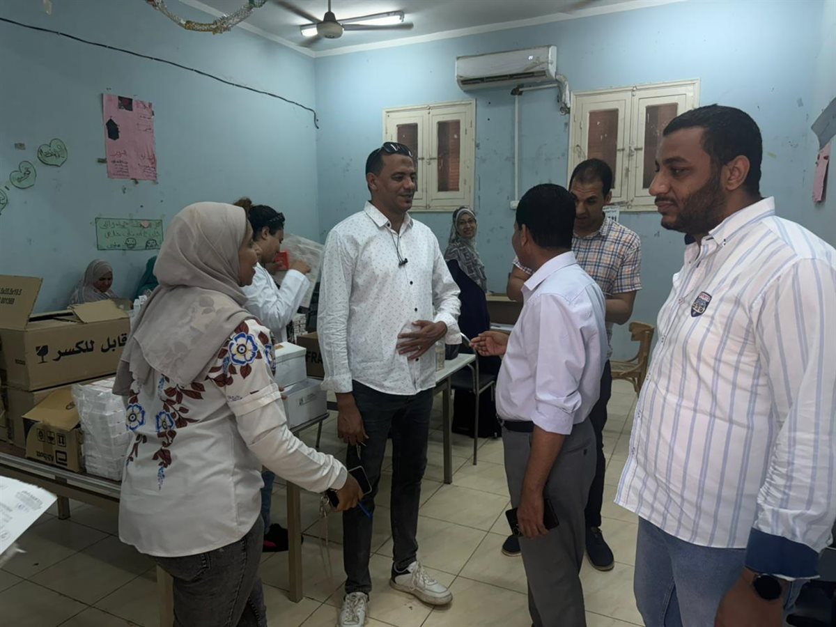 وكيل وزارة الصحة يتابع القوافل الطبية