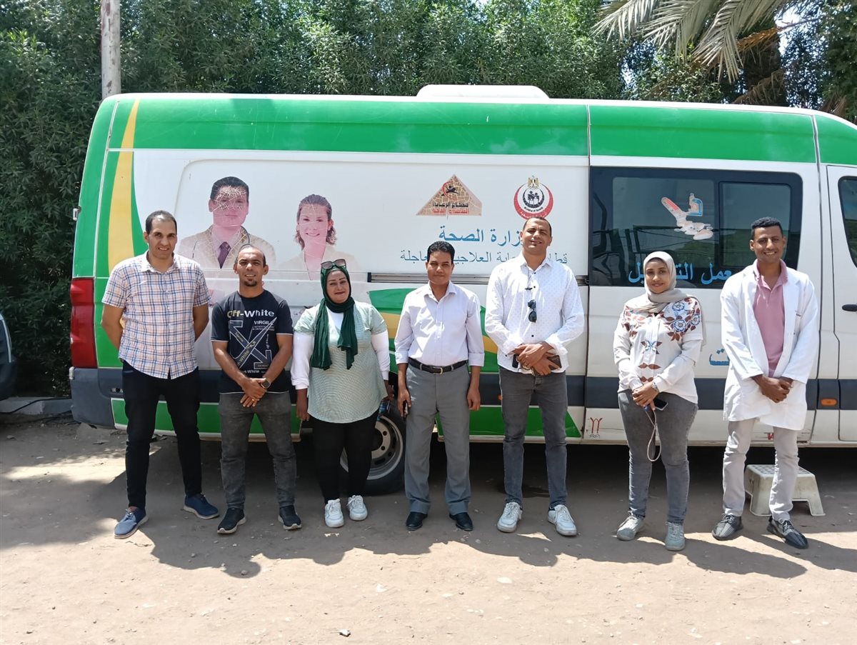 وكيل وزارة الصحة يتابع القوافل الطبية