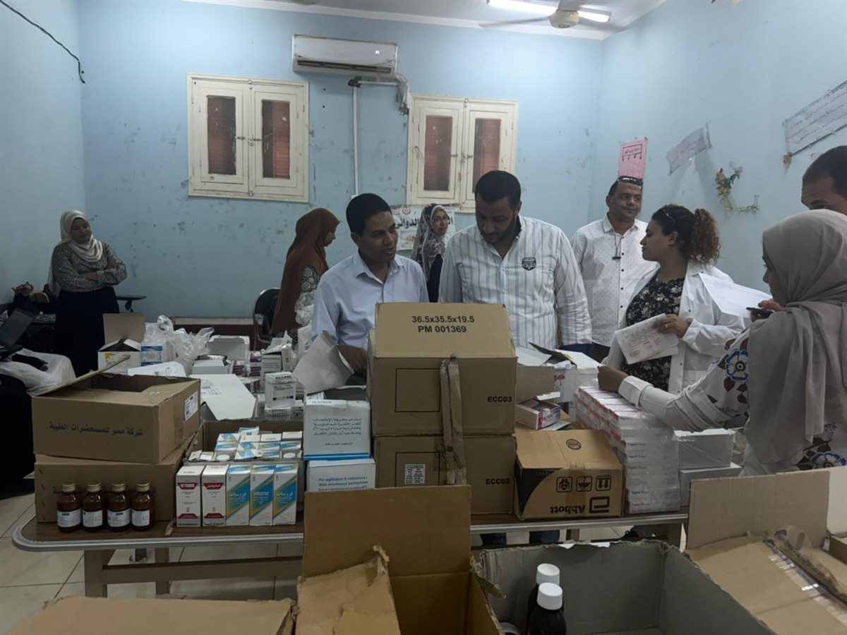 وكيل وزارة الصحة يتابع القوافل الطبية