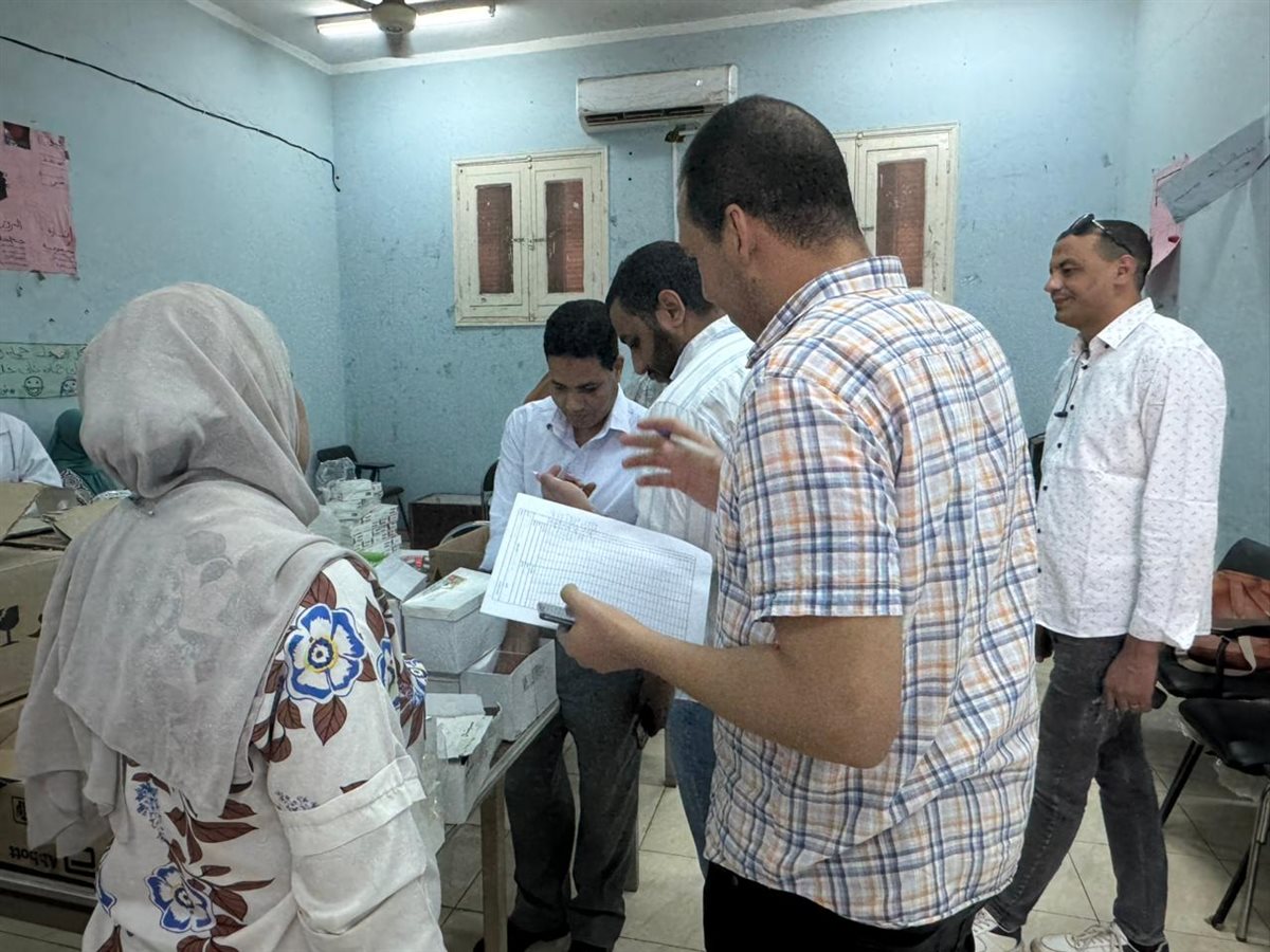 وكيل وزارة الصحة يتابع القوافل الطبية