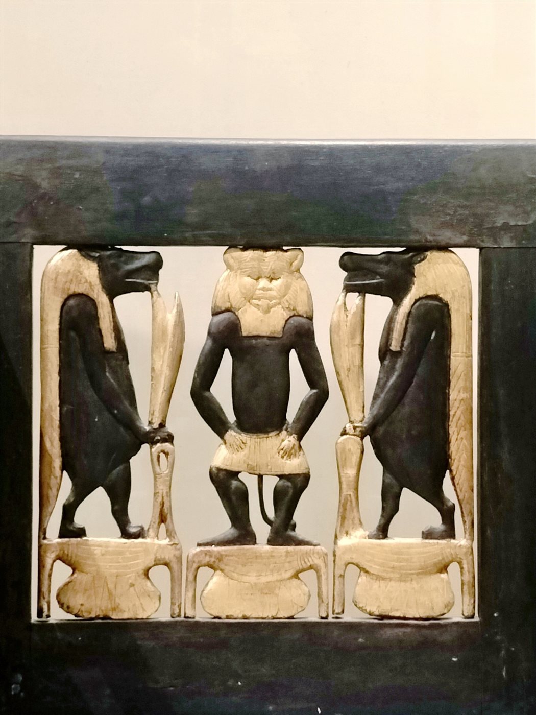 كرسي أثري فريد من مقبرة يويا وتويا ضمن كنوز المتحف المصري بالتحرير