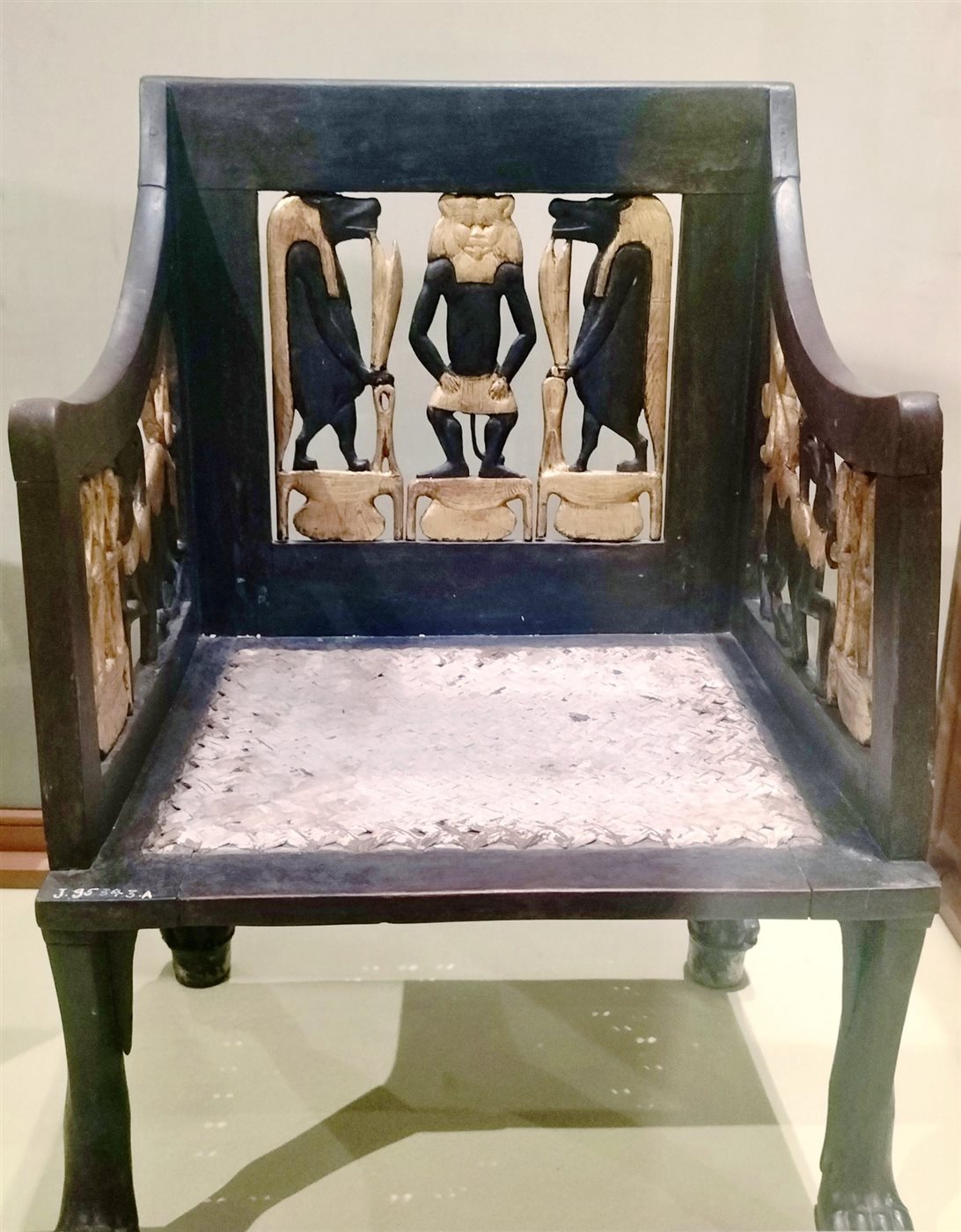 كرسي أثري فريد من مقبرة يويا وتويا ضمن كنوز المتحف المصري بالتحرير