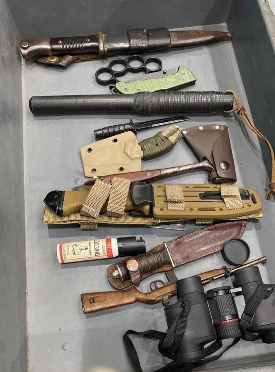 جمارك مطار القاهرة تحبط محاولات تهريب بضائع وأسلحة بيضاء ومخدرات متنوعة