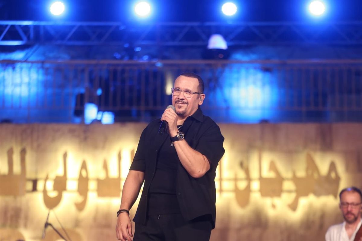 الفنان هشام عباس