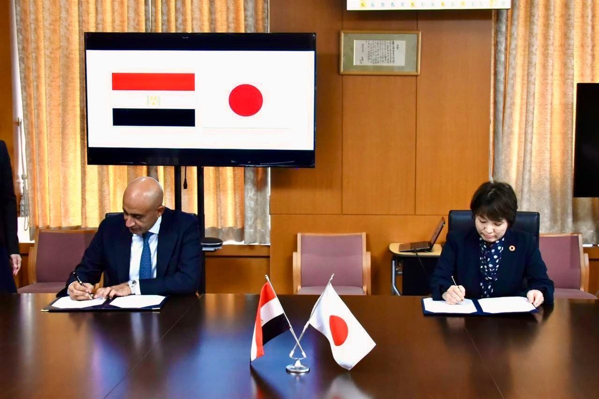 جانب من التوقيع