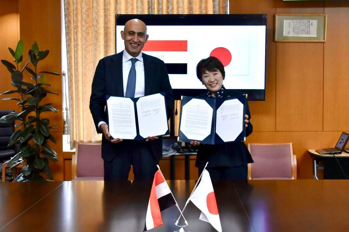 جانب من التوقيع