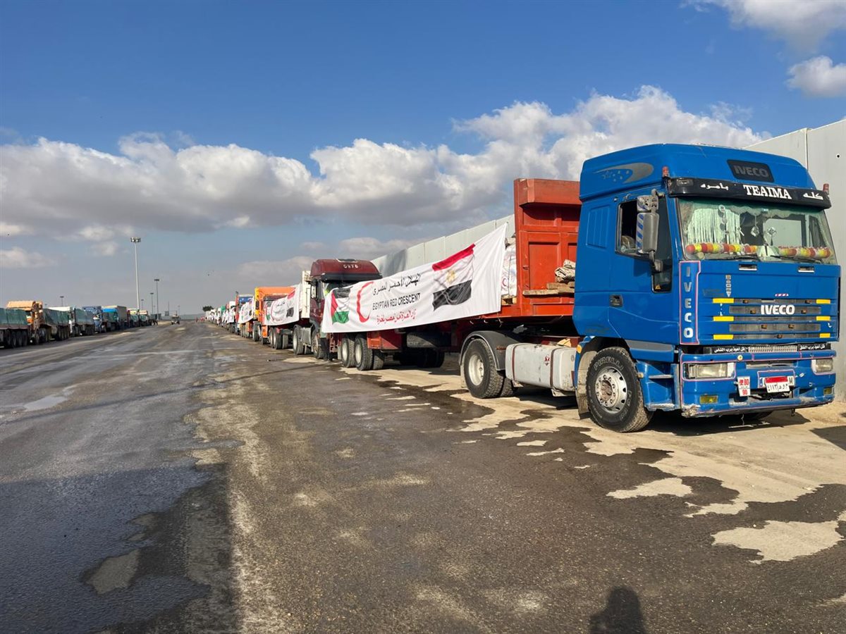 الهلال الأحمر المصري يدفع أكثر من 85 ألف سلة غذائية في قافلة «زاد العزة» الـ 18 إلى غزة  