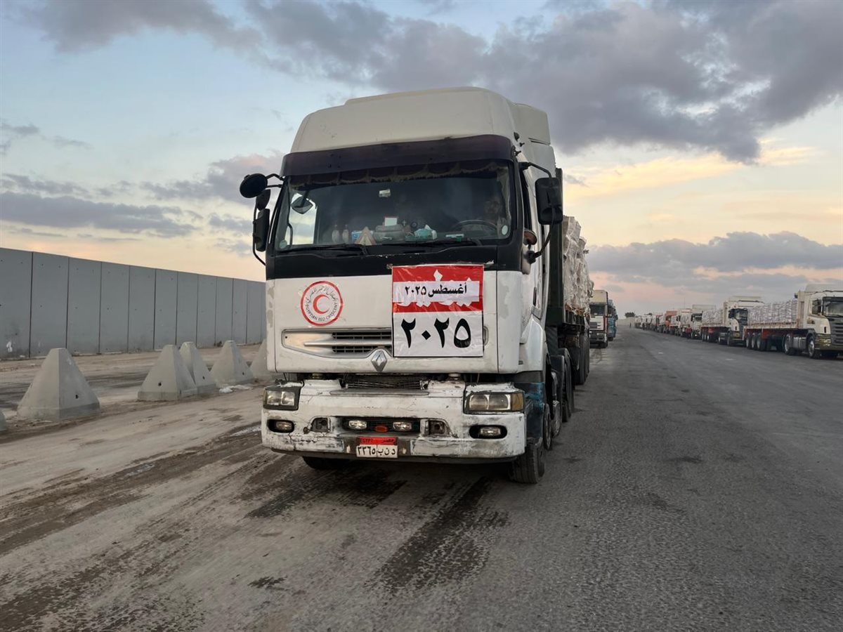 الهلال الأحمر المصري يدفع أكثر من 85 ألف سلة غذائية في قافلة «زاد العزة» الـ 18 إلى غزة  