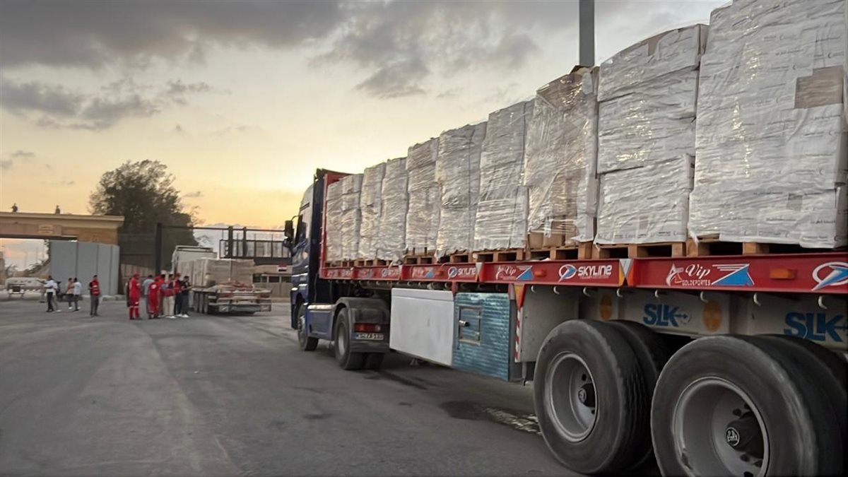 الهلال الأحمر المصري يدفع أكثر من 85 ألف سلة غذائية في قافلة «زاد العزة» الـ 18 إلى غزة  