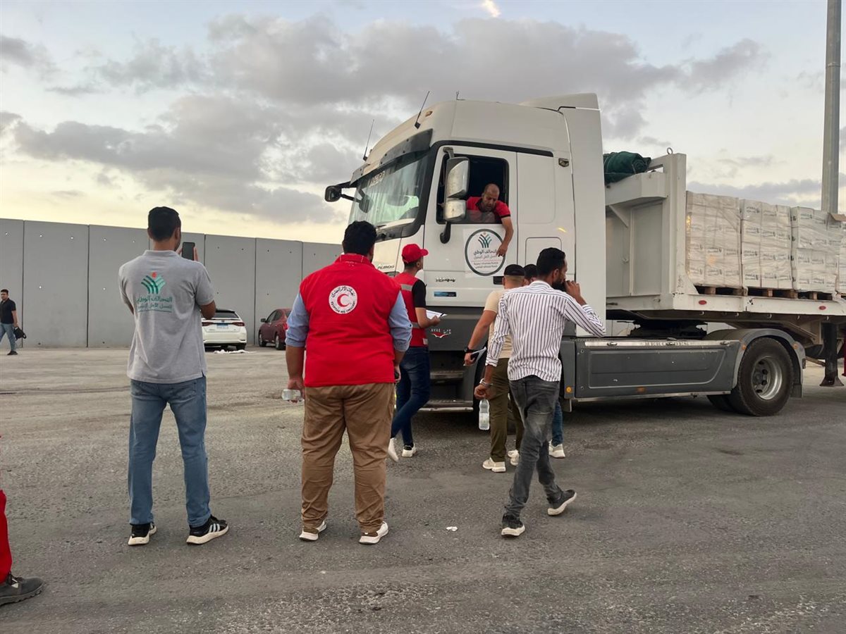 الهلال الأحمر المصري يدفع أكثر من 85 ألف سلة غذائية في قافلة «زاد العزة» الـ 18 إلى غزة  