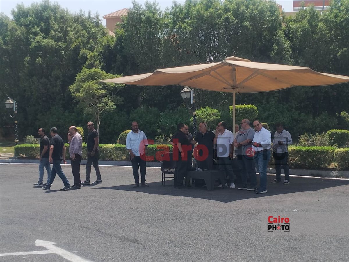 أشرف زكي وخالد جلال أول الحضور في جنازة يحيى عزمي بمسجد الشرطة