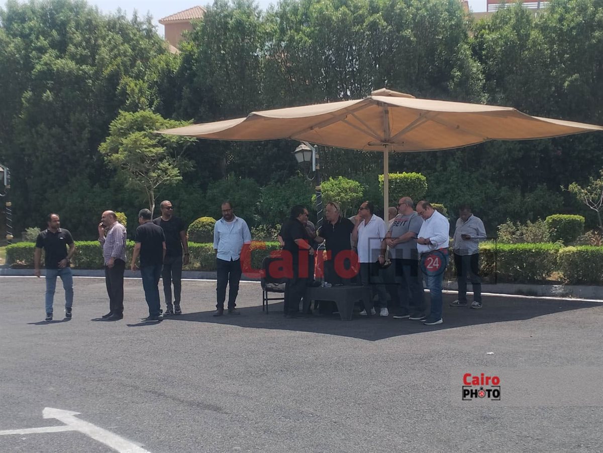 أشرف زكي وخالد جلال أول الحضور في جنازة يحيى عزمي 