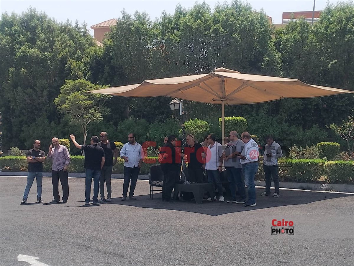 أشرف زكي وخالد جلال أول الحضور في جنازة